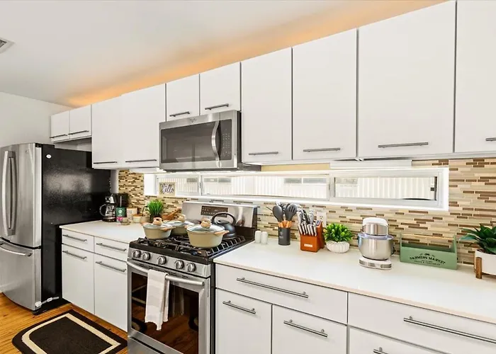 Luxe 3 Story Townhome With Downtown View Near Nrg Stadium Centrally Located Walkable To Popular Restaurants Sleeps 8