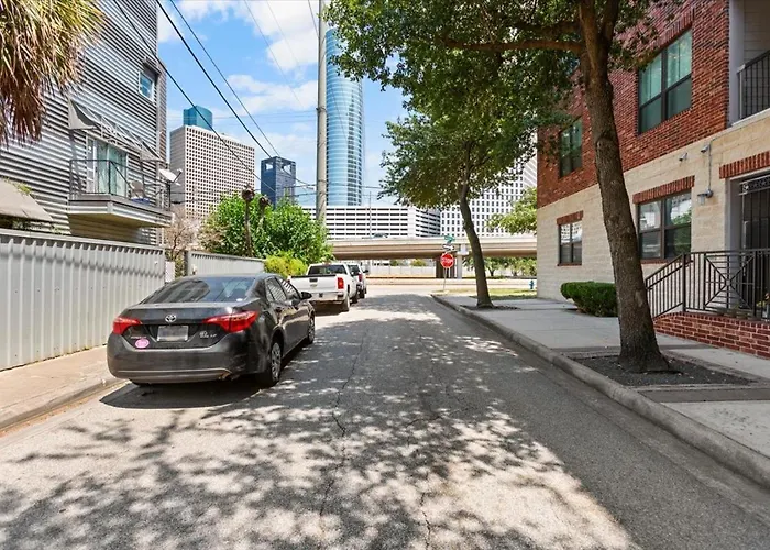 Luxe 3 Story Townhome With Downtown View Near Nrg Stadium Centrally Located Walkable To Popular Restaurants Sleeps 8