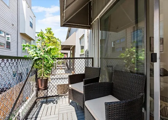 Luxe 3 Story Townhome With Downtown View Near Nrg Stadium Centrally Located Walkable To Popular Restaurants Sleeps 8