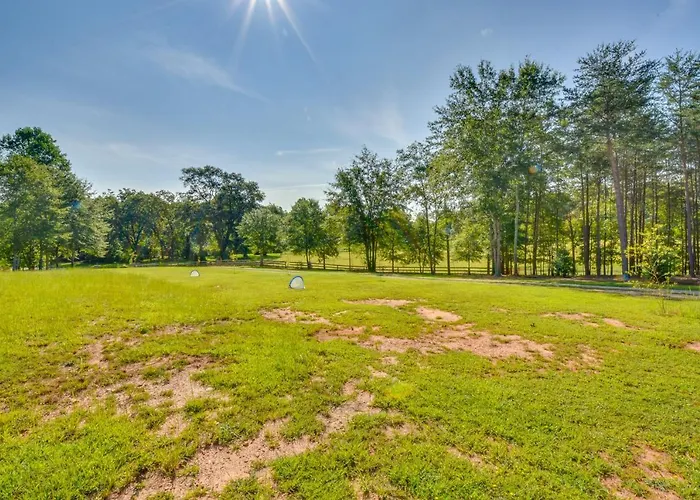 Cozy Clarkesville Getaway W/ Fire Pit!