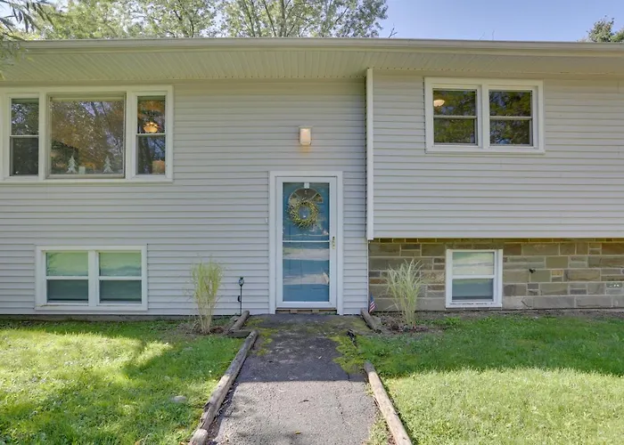 Kiamesha Lake Home W/ Deck: 4 Mi To Resorts World!