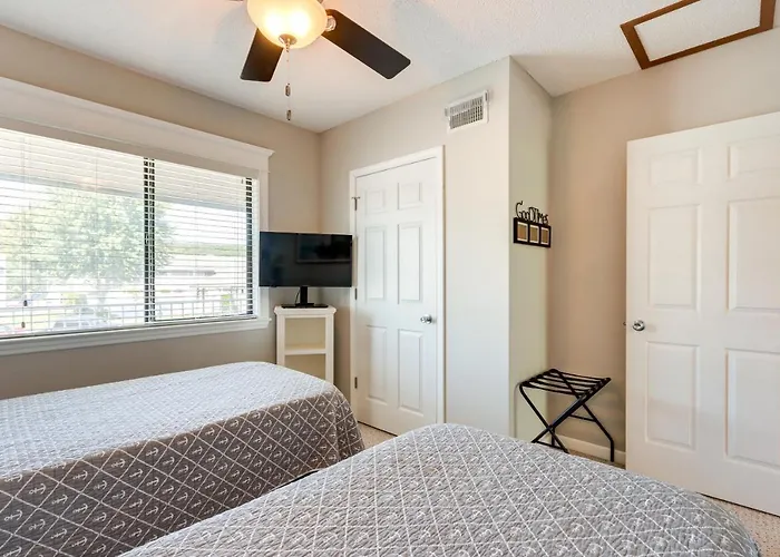 Walk To Pool + Lake: Cozy Osage Beach Condo
