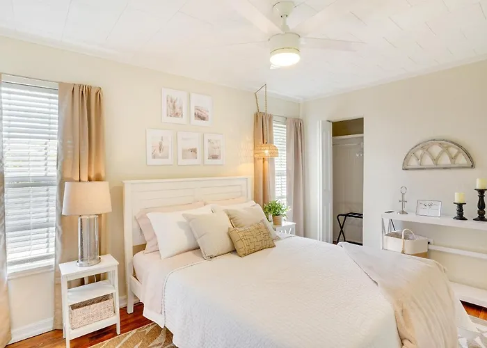 Lake Wales Vacation Rental W/ Screened-In Porch!