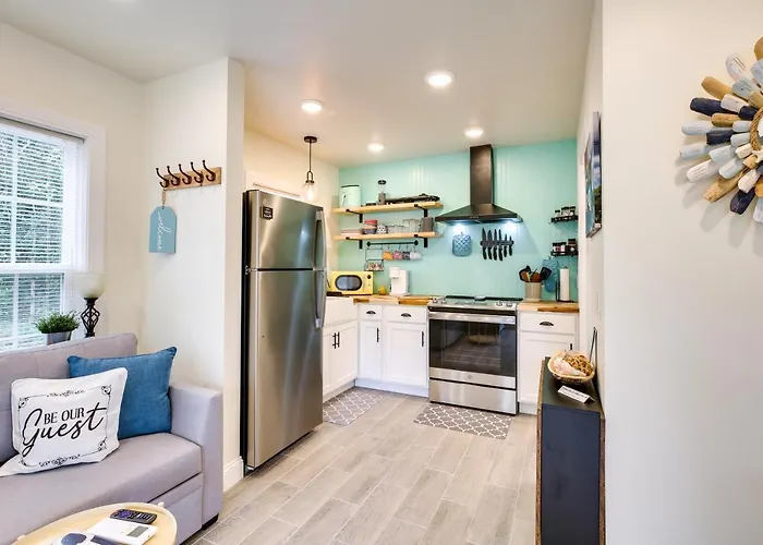 Cozy Cottage: Minutes To Downtown Southport!