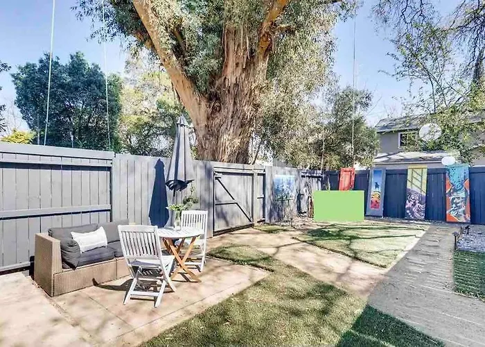 Tiny Art House Near The Beat