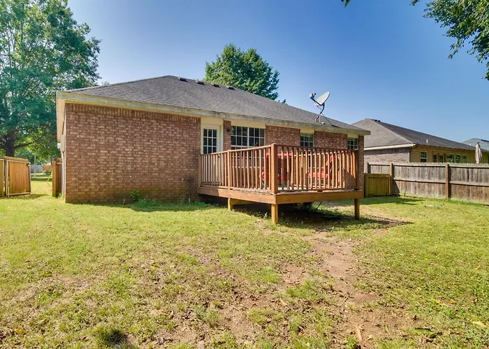Charming Arkansas Retreat W/ Deck, Near Downtown!