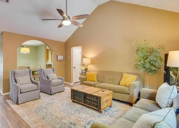 Charming Arkansas Retreat W/ Deck, Near Downtown!