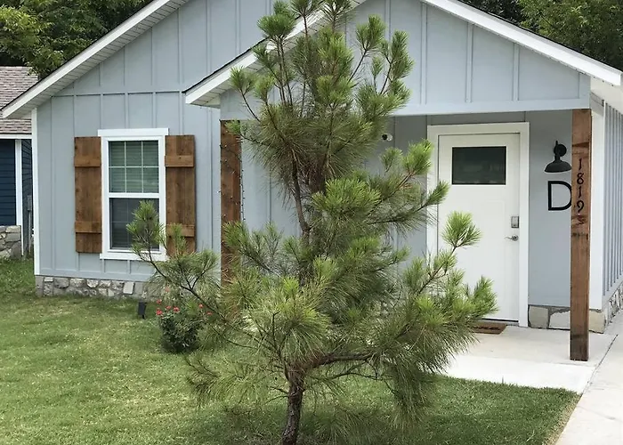 Cozy Cottage • 2 King Beds • Grove • Kayaks • Washer/Dryer