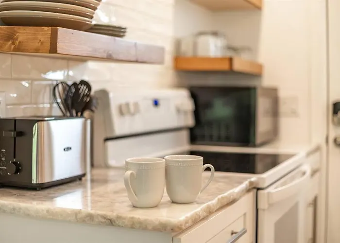 Cozy Cottage • 2 King Beds • Grove • Kayaks • Washer/Dryer
