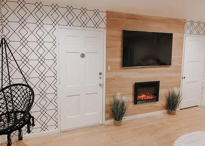 Beautiful Bright Condo Steps Away From The Beach