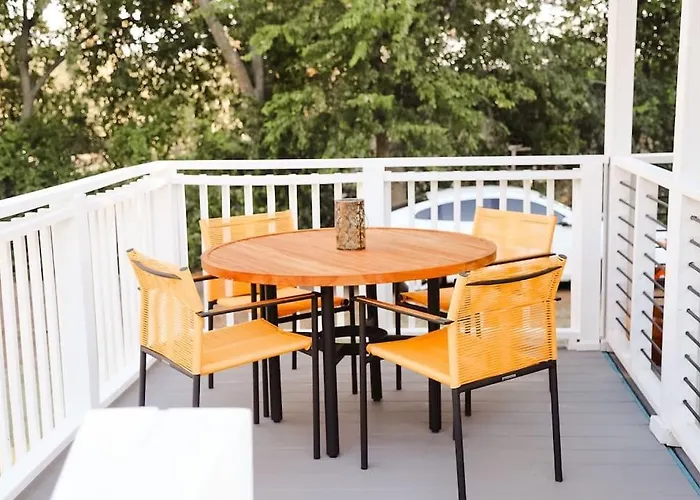 The Little Getaway-Sleeps 4, Firepit, Pet Friendly