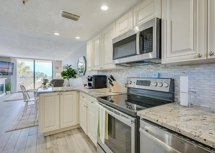 Gulf-View Balcony & Pool Access: Hudson Retreat