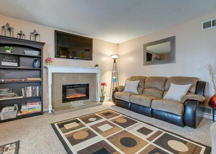 Spacious Aurora Retreat W/ Game Room + Hot Tub!