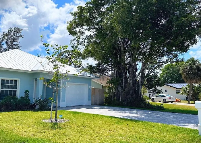 Coastal Home With Fenced Yard 5 Min To Beach