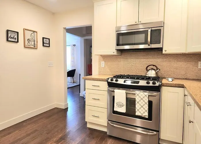 Cozy Contemporary 2Br With Sofa Bed In The Office