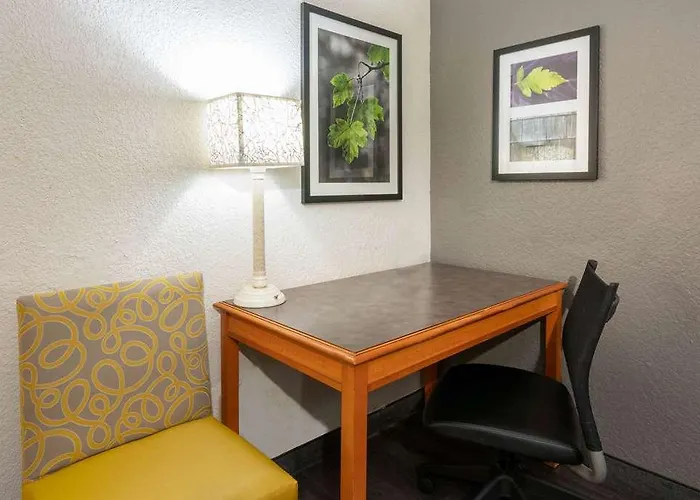 Super 8 By Wyndham The Woodlands North