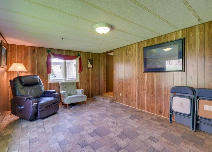 Cozy Salmon Home W/ Mountain Views & River Access