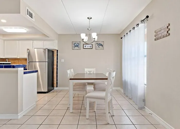 2 Bed 1 Bath Condo By Beach & Entertainment