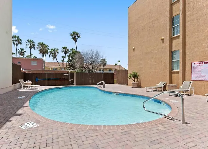 2 Bed 1 Bath Condo By Beach & Entertainment
