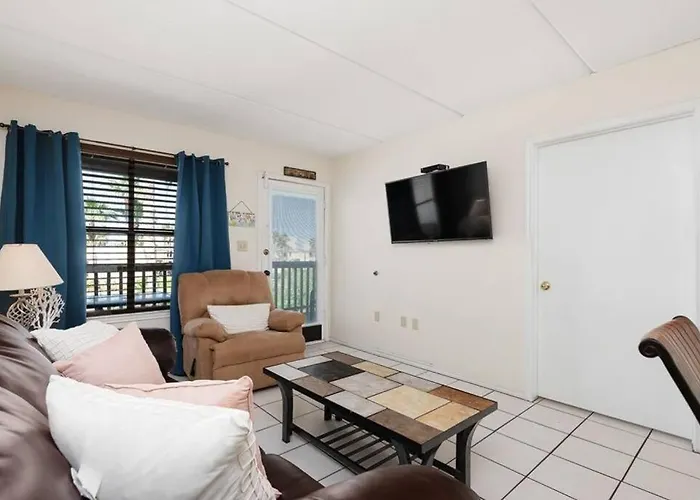 2 Bed 2 Bath Condo By Beach With Resort Pool