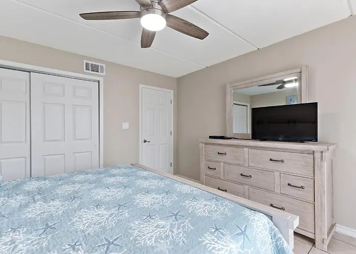 2 Bed 1 Bath Condo By Beach & Entertainment