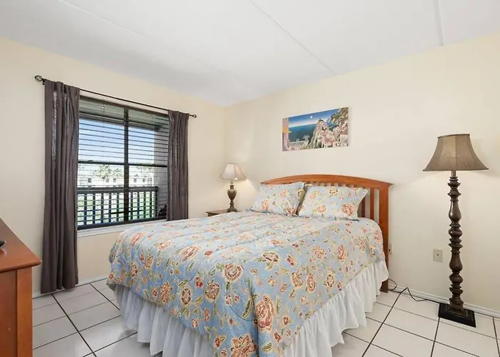 2 Bed 2 Bath Condo By Beach With Resort Pool