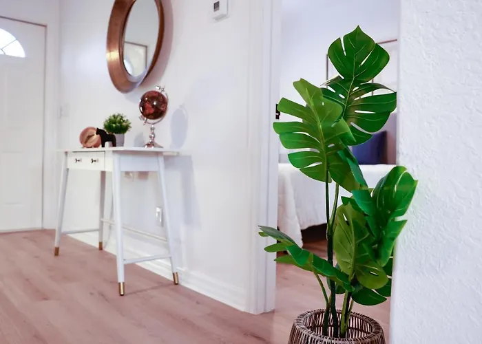 Stunning 2 Bedroom W/ Private Patio In Perfect Location