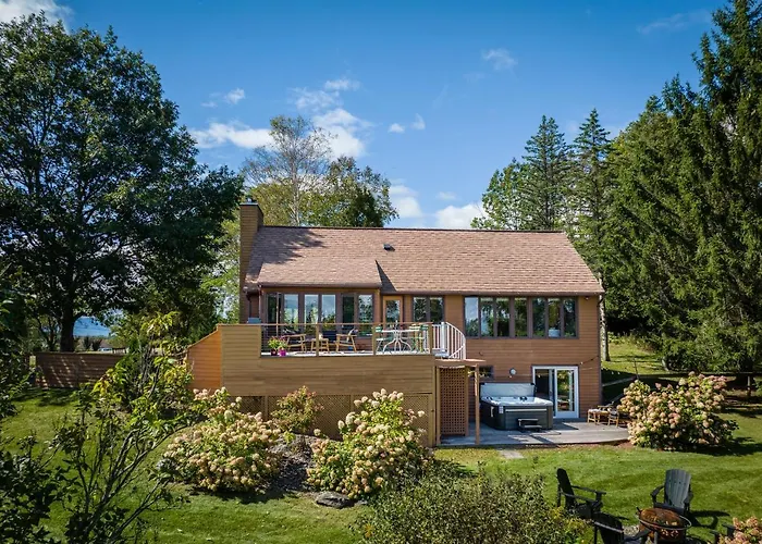 Relaxing Catskill Escape- Mountain Views - Hot Tub - Fire Pit - Heated Pool
