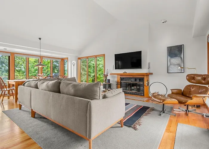 Relaxing Catskill Escape- Mountain Views - Hot Tub - Fire Pit - Heated Pool