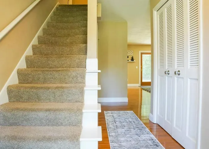 4Br/2.5Ba Home Boasting 2400Sqft And Eat-In Ktn