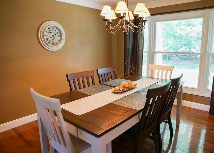 4Br/2.5Ba Home Boasting 2400Sqft And Eat-In Ktn