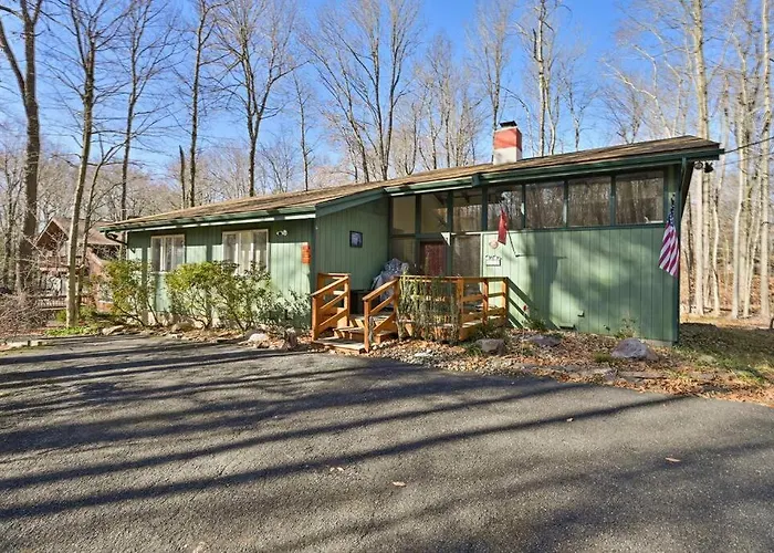 Pocono Pines, Lake Naomi 4 Bedrooms, 2 Full Bath