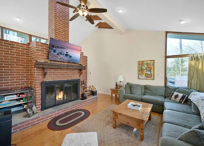 Pocono Pines, Lake Naomi 4 Bedrooms, 2 Full Bath
