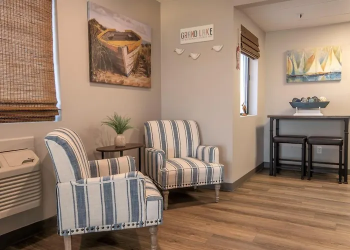 Hilltop Inn & Suites