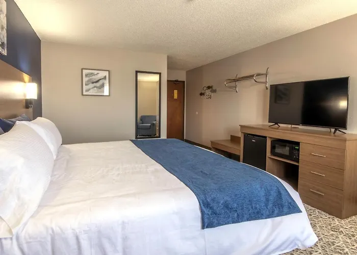Hilltop Inn & Suites