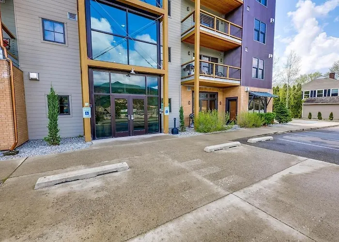 Large Studio Condo With Full Kitchen, Ski, Bike, Beautiful Balcony Views Hottub Fireplace