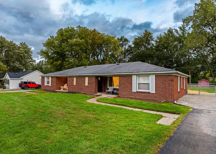 Warm & Comfy 2Br, Huge Backyard, Great Location!