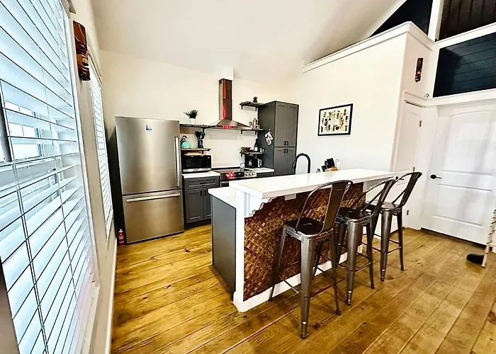New Tiki House! Near Beaches, Sleeps 6-7
