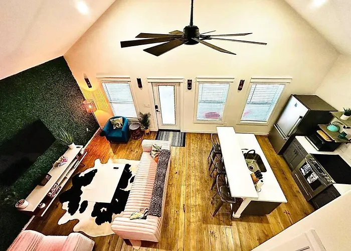 New Tiki House! Near Beaches, Sleeps 6-7