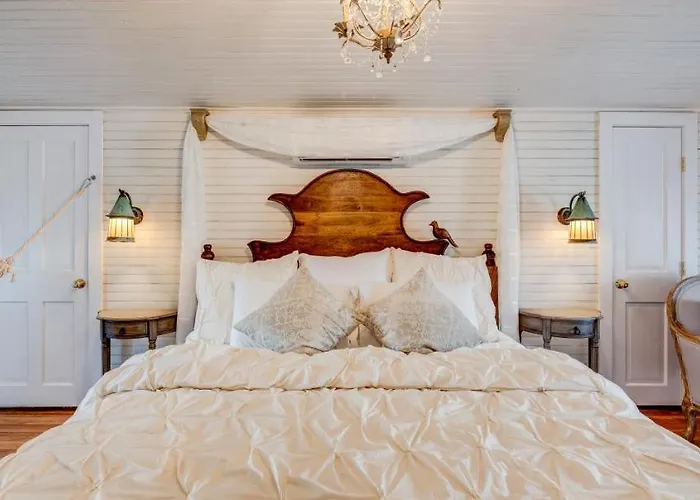 Fairytale Loft Suite 1 Bed, 1 Bath Luxury Apartment In Downtown Belmont