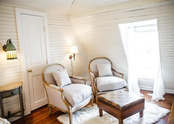 Fairytale Loft Suite 1 Bed, 1 Bath Luxury Apartment In Downtown Belmont
