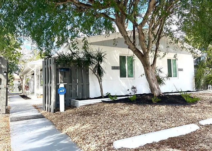 Stylish Tropical Key West Home - Private Yard, Free Parking & Laundry