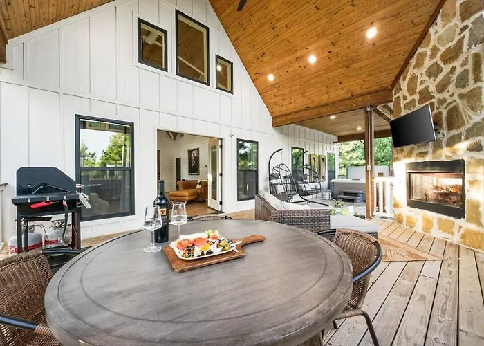 Double Arrow Cabin