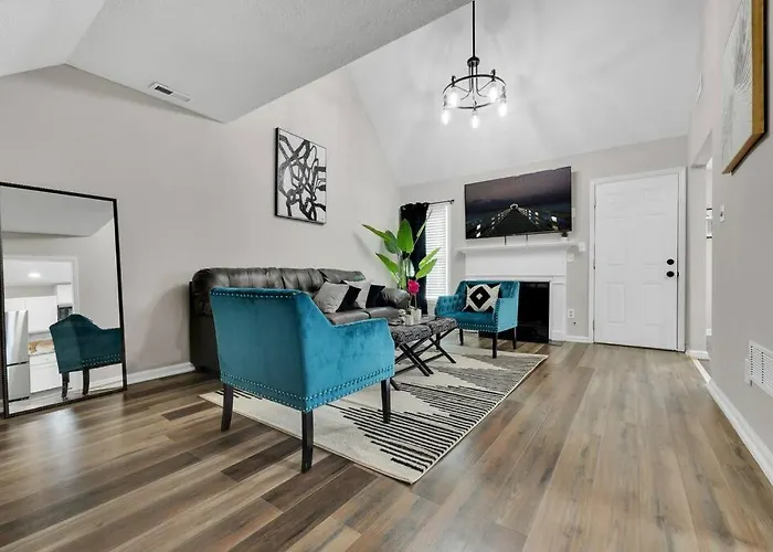 Plush Two Bedroom Retreat. A Home Away From Home!