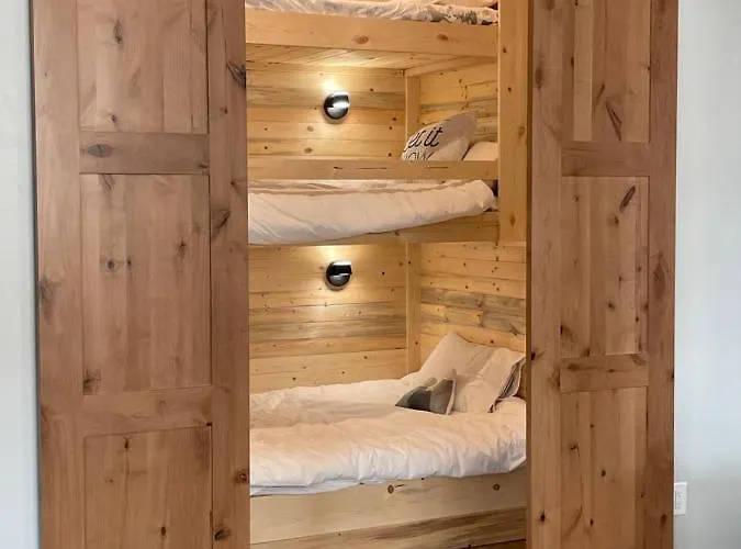 Brand New! Private Hot Tub, Bunk Room And Walkable To Restaurants/Shops