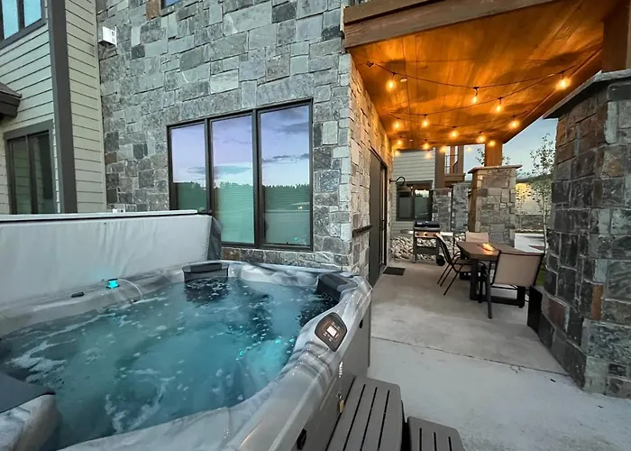 Brand New! Private Hot Tub, Bunk Room And Walkable To Restaurants/Shops