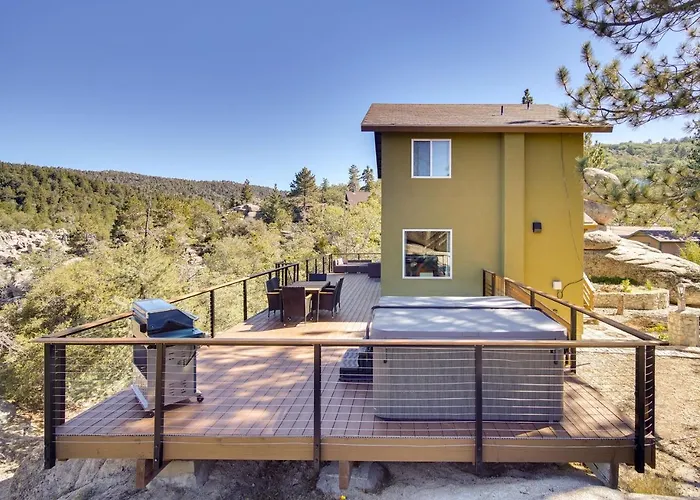 Running Springs Cabin W/ Spacious Deck + Hot Tub!