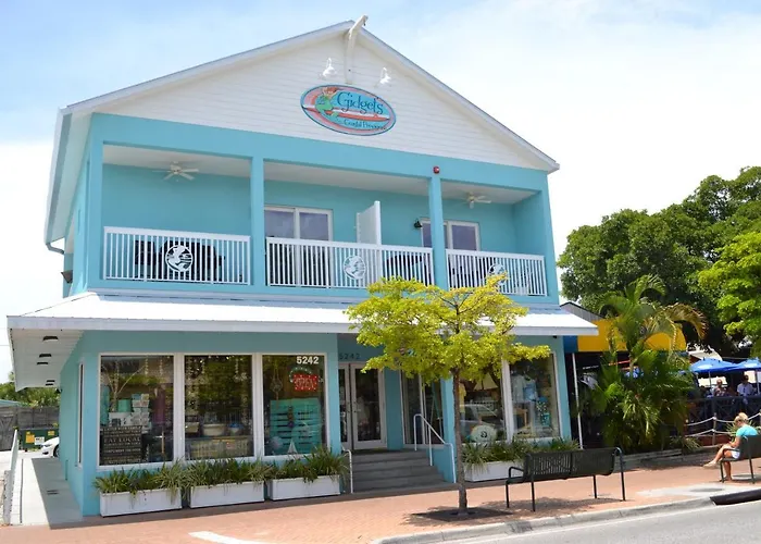 A Few Steps From The Beach With Community Pool