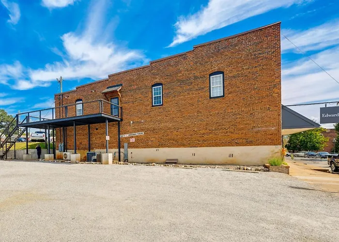 Modern Franklin Studio: Prime Downtown Location!