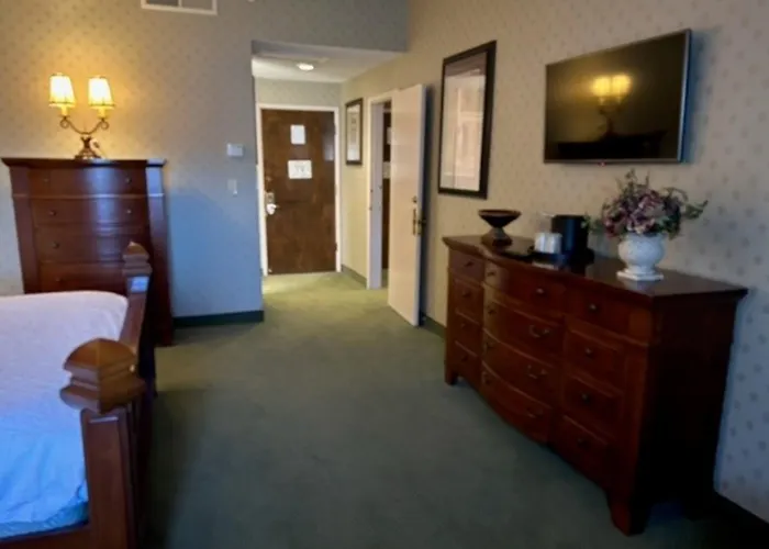 Piccadilly Inn Airport